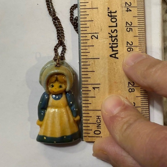 Vtg Prairie Girl Pendant In Blue Bonnet & Blue & White Dress On A Necklace Chain - Picture 9 of 14
